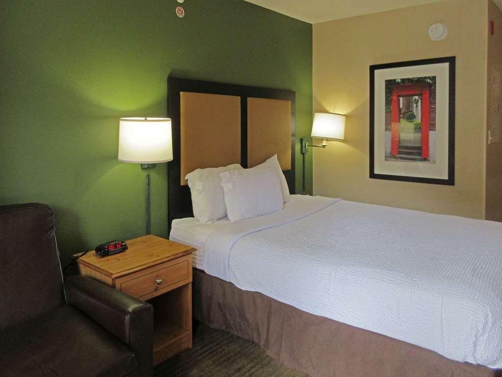 Suburban Studios Raleigh - Crabtree Valley Номер фото