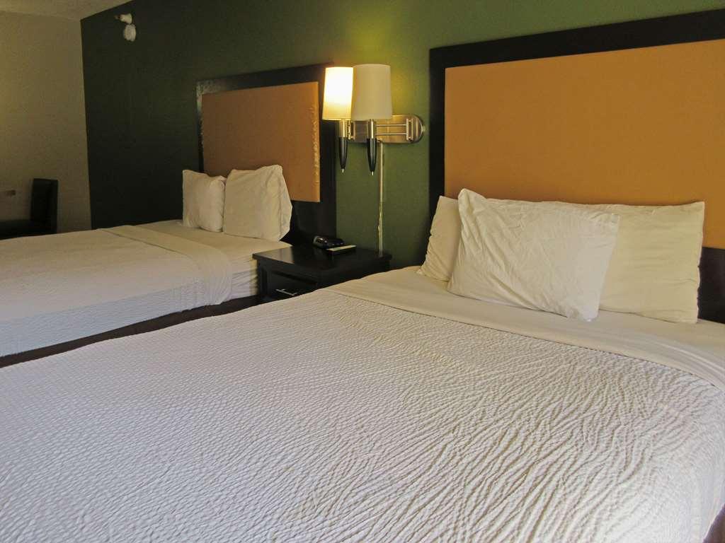 Suburban Studios Raleigh - Crabtree Valley Номер фото