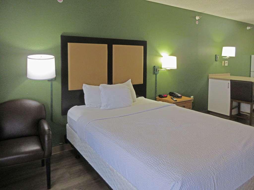 Suburban Studios Raleigh - Crabtree Valley Номер фото