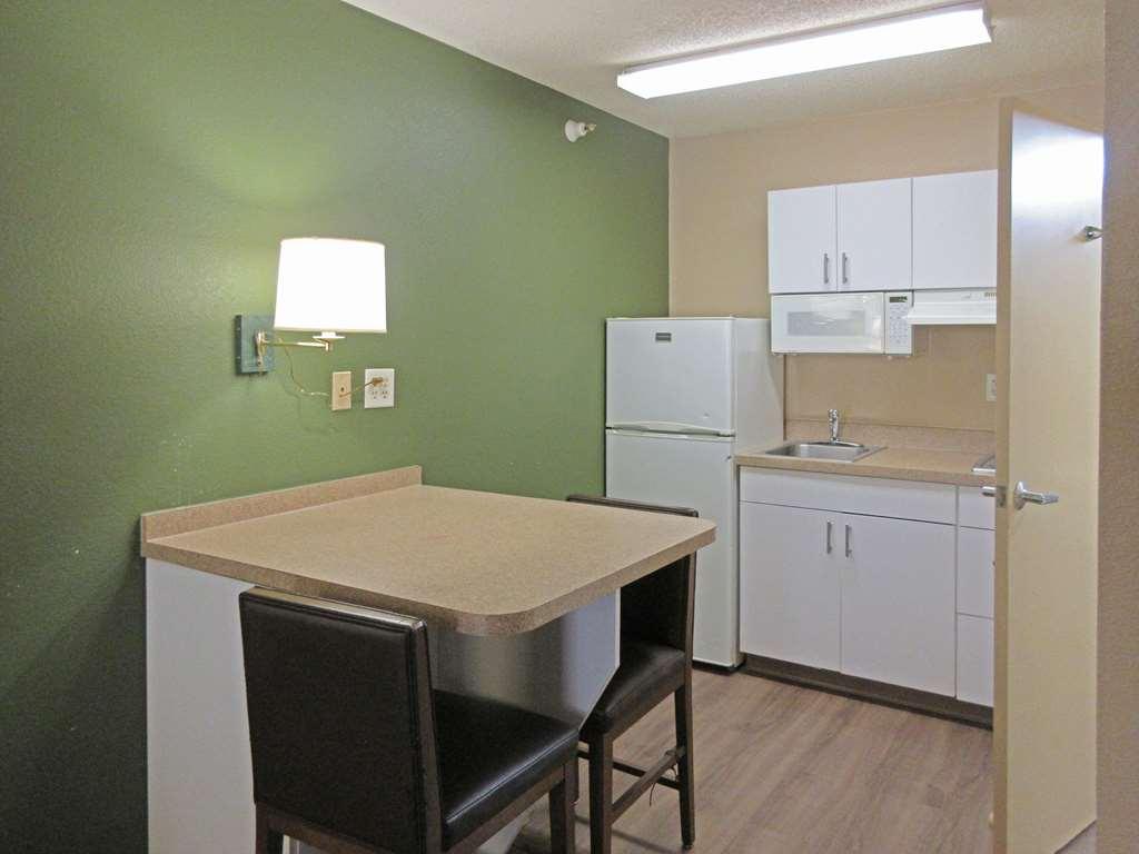 Suburban Studios Raleigh - Crabtree Valley Номер фото